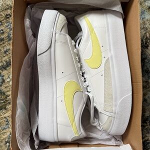 Nike women’s blazer low platform shoes size 10 white/yellow